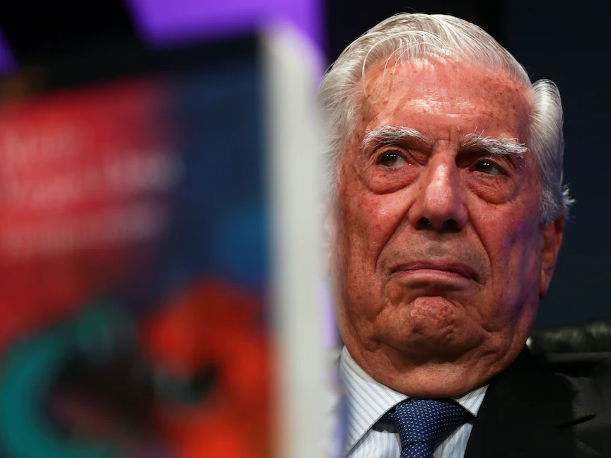 الكاتب البيروفي الحائز على جائزة نوبل ماريو فارجاس يوسا خلال حفل إطلاق كتابه في كازا دي أميركا في مدريد، إسبانيا. 8 أكتوبر 2019 - REUTERS