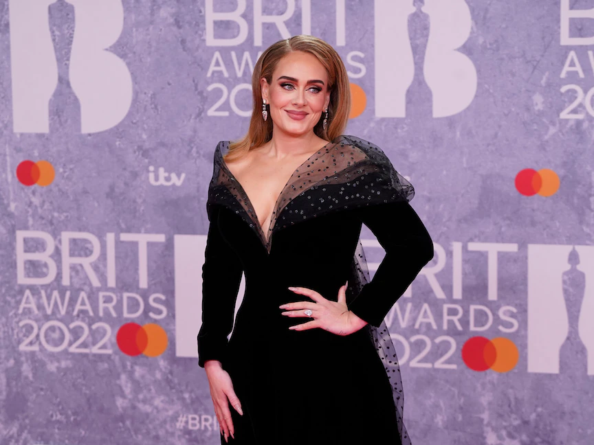 المغنية البريطانية أديل تقف على السجادة الحمراء عند وصولها لجوائز BRIT 2022 في لندن - 8 فبراير 2022 - AFP