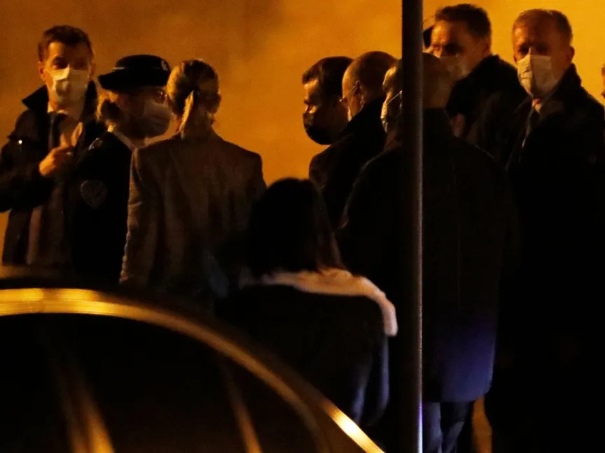 الرئيس الفرنسي إمانويل ماكرون خلال زيارته مكان وقوع حادث اغتيال مدرس، شمال العاصمة الفرنسية باريس - REUTERS