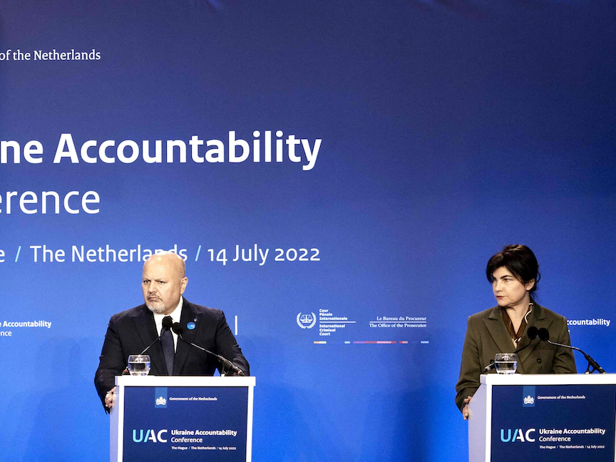 المدعي العام للمحكمة الجنائية الدولية كريم خان خلال مؤتمر صحافي في هولندا بشأن محاكمة مرتكبي جرائم الحرب في أوكرانيا. 14 يوليو 2022 - AFP