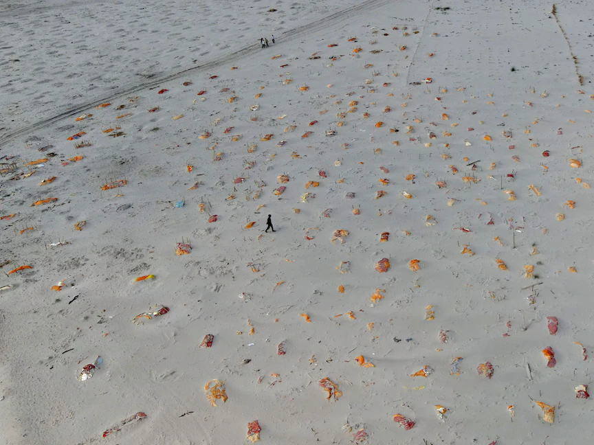 صورة تظهر مقابر رملية لأشخاص يُشتبه في وفاة بعضهم بسبب كورونا على ضفاف نهر الغانج في الهند - REUTERS