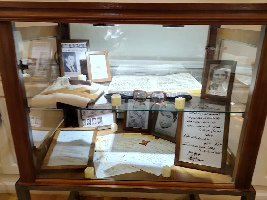 "بابيون" عبدالحليم حافظ ونظارته وأوراق بخط يده ضمن مقتنيات متحف رواد الفن المصري - (اندبندنت عربية)