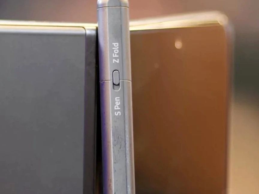 قلم "S Pen Pro" الجديد مع هاتف "سامسونج جلاكسي Z Fold 3". - sammobile.com