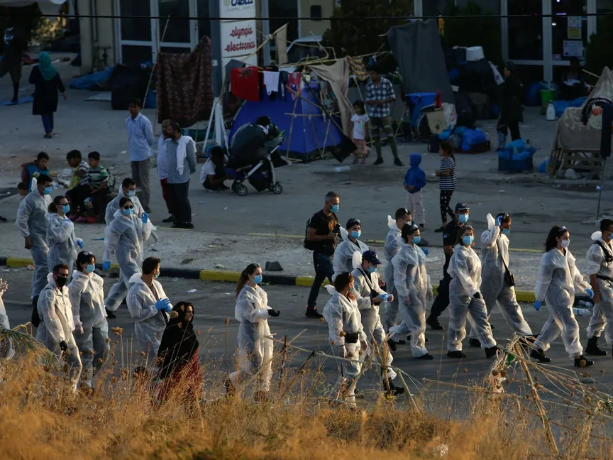 عاملون صحيون في مركز لإيواء اللاجئين في جزيرة ليسبوس، اليونان - REUTERS