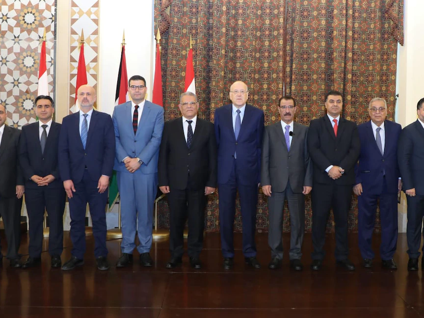 رئيس حكومة تصريف الأعمال اللبنانية نجيب ميقاتي مع وزراء الزراعة في لبنان وسوريا والأردن والعراق خلال اجتماع في بيروت- 28 يوليو 2022 - Twitter/@grandserail