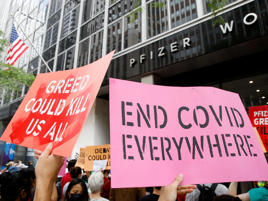 نشطاء في مظاهرة من أجل الوصول العالمي إلى لقاح فيروس كورونا، نيويورك، الولايات المتحدة، 14 يوليو 2021 - REUTERS