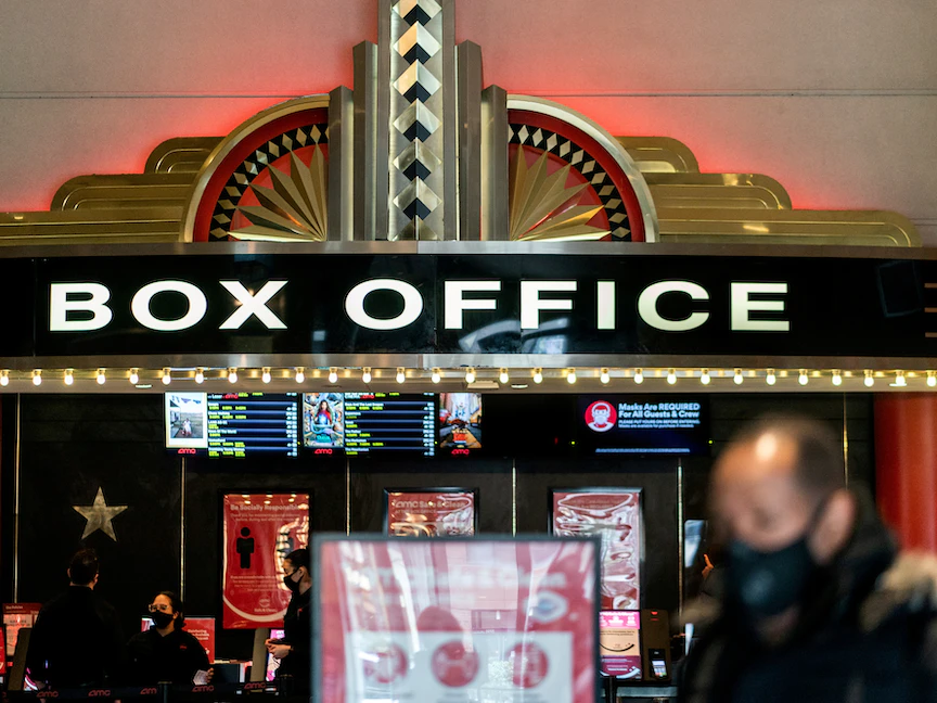 شباك تذاكر صالة عرض AMC في ساحة لينكولن بحي مانهاتن، نيويورك، الولايات المتحدة - 6 مارس 2021 - REUTERS