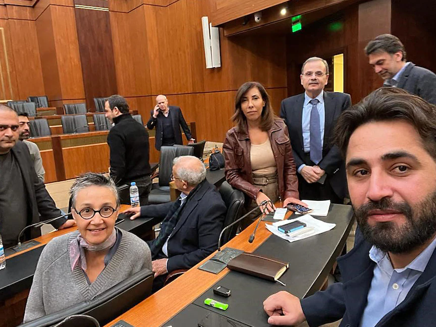 مجموعة من النواب اللبنانيين داخل البرلمان وسط اعتصام ينفذه بعض الأعضاء احتجاجاً على تعثر انتخاب رئيس، بيروت 20 يناير 2023 - AFP