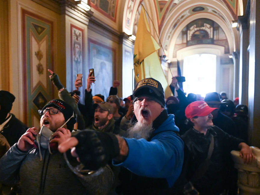 أنصار الرئيس الأميركي دونالد ترمب يقتحمون مبنى الكابيتول - 6 يناير 2021 - AFP