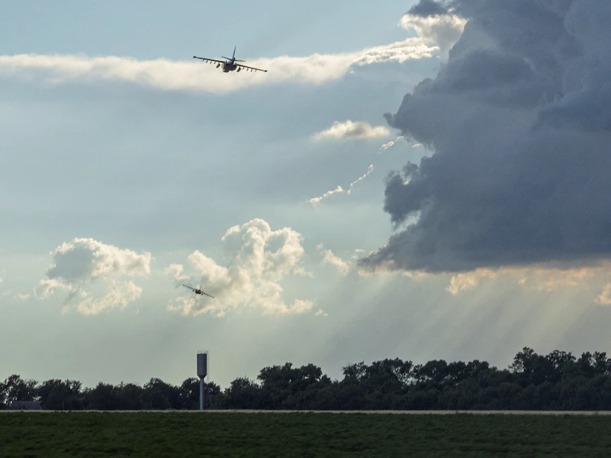 مقاتلتان أوكرانيتان من طراز Su-25 تُحلّقان على ارتفاع منخفض وسط هجوم روسي في منطقة دونيتسك بأوكرانيا. 24 يونيو 2022. - REUTERS