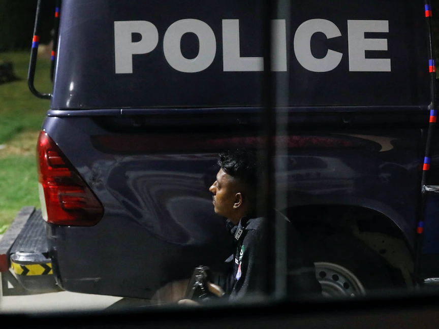 عنصر من الشرطة خلال هجوم على مركز للشرطة في كراتشي. باكستان. 17 فبراير 2023 - REUTERS