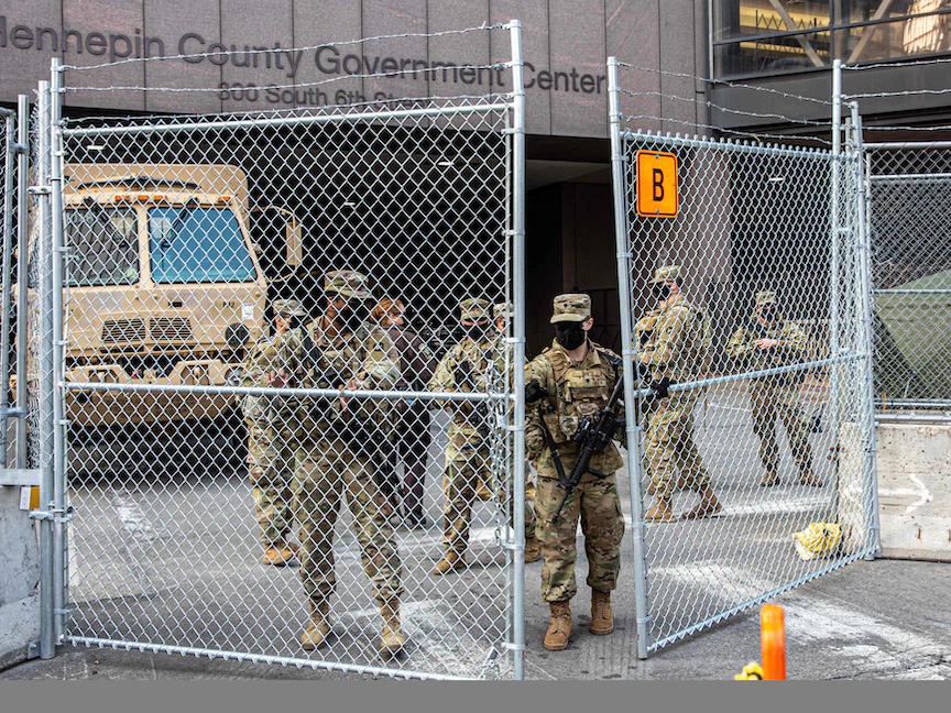 عناصر من الحرس الوطني أمام بوابة في ولاية مينيسوتا الأميركية - AFP