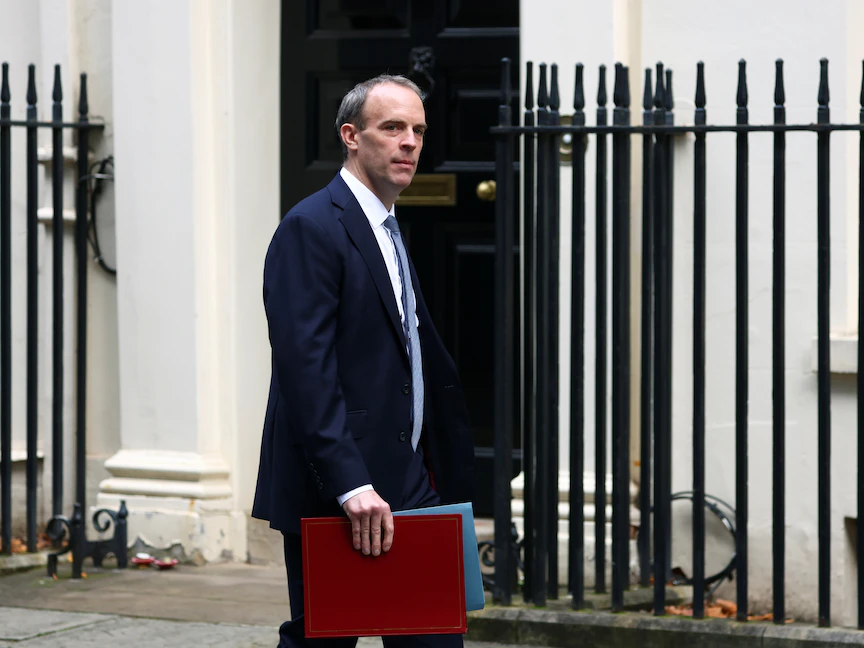 وزير الخارجية البريطاني دومينيك راب أمام مقر الحكومة في دوانينغ ستريت بالعاصمة لندن - 26 نوفمبر 2020 - REUTERS
