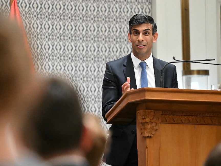 رئيس الوزراء البريطاني ريشي سوناك خلال مؤتمر بعد اجتماعه مع الرئيس الأميركي جو بايدن ومكالمة هاتفية مع الرئيس الأوكراني فولوديمير زيلينسكي في نوسا دوا بإندونيسيا- 16 نوفمبر 2022 - REUTERS