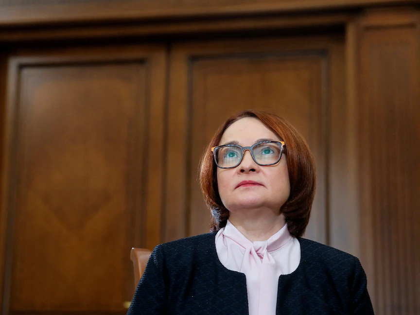 محافظة البنك المركزي الروسي إلفيرا نابيولينا تحضر مؤتمراً صحافياً في موسكو - REUTERS