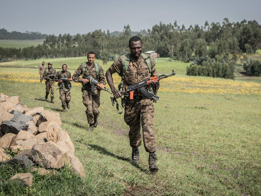 جنود قوات الدفاع الوطني الإثيوبية يتدربون في حقل الدباط على بعد 70 كيلومتراً شمال شرق مدينة جوندار. 15 سبتمبر 2021 - AFP