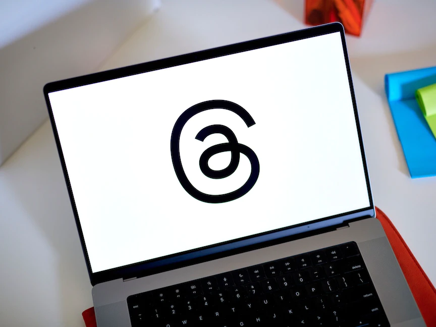 شعار منصة "ثريدز" الاجتماعية على شاشة حاسوب محمول. 23 أغسطس 2023 - Bloomberg