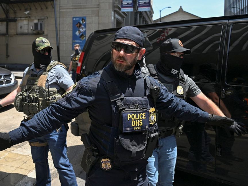 على غرار أميركا.. اليمين المتطرف يدفع نحو إنشاء وحدات شرطية أوروبية لترحيل المهاجرين