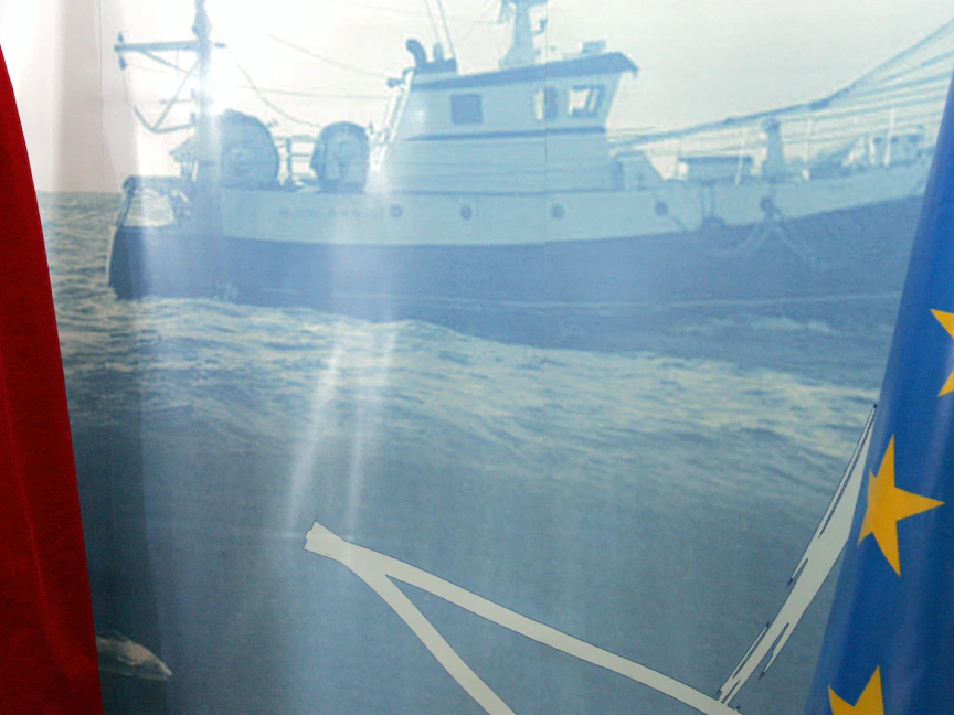 علما المغرب والاتحاد الأوروبي خلال توقيع اتفاق الصيد بين الطرفين في الرباط. - AFP