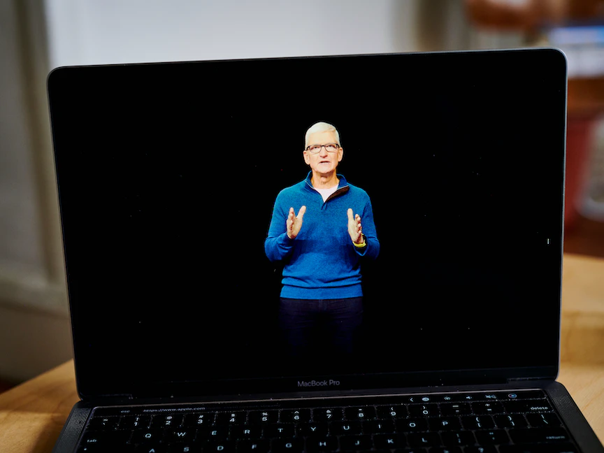 بالأزرق والأصفر.. تيم كوك يدعم أوكرانيا ضد روسيا في مؤتمر أبل