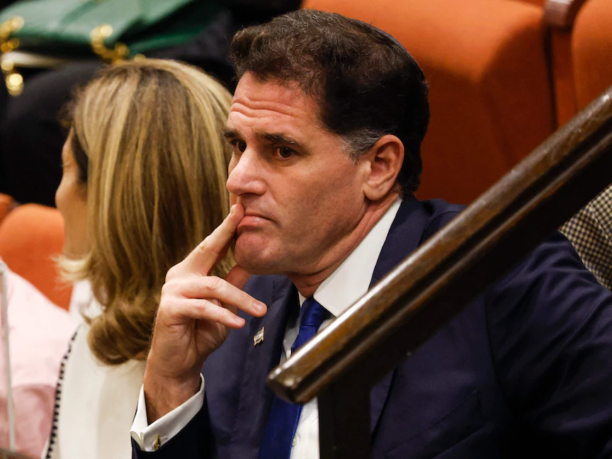 وزير الشؤون الاستراتيجية الإسرائيلي رون ديرمر في "الكنيست" خلال جلسة الموافقة على الحكومة اليمينية الجديدة. 29 ديسمبر 2022. - AFP