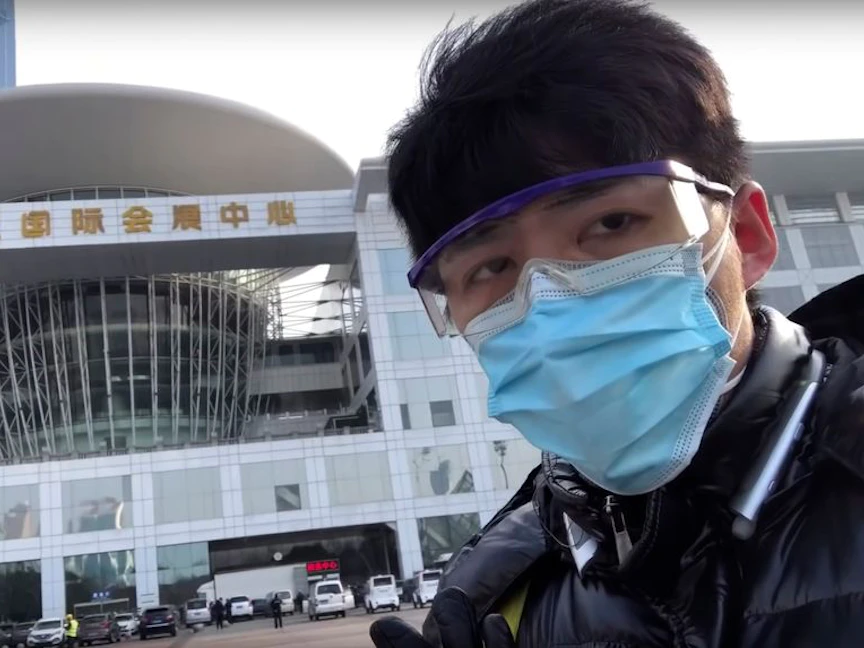 صورة للصحافي الصيني تشين كيوشي مأخوذة من مقطع تم تصويره في مدينة ووهان الصينية. مطلع فبراير 2020. - wsj.com