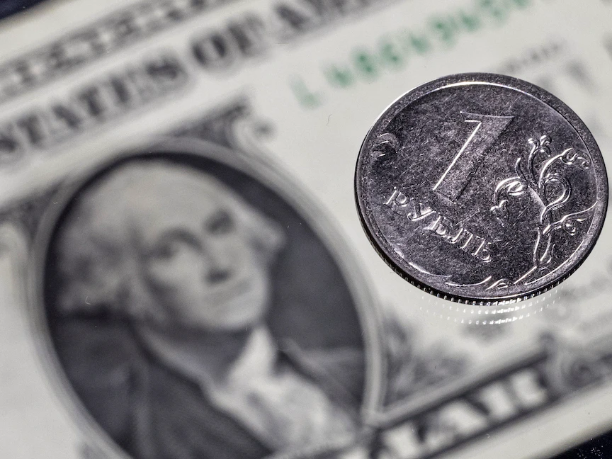 روبل روسي واحد بجانب ورقة نقدية من الدولار الأميركي - REUTERS