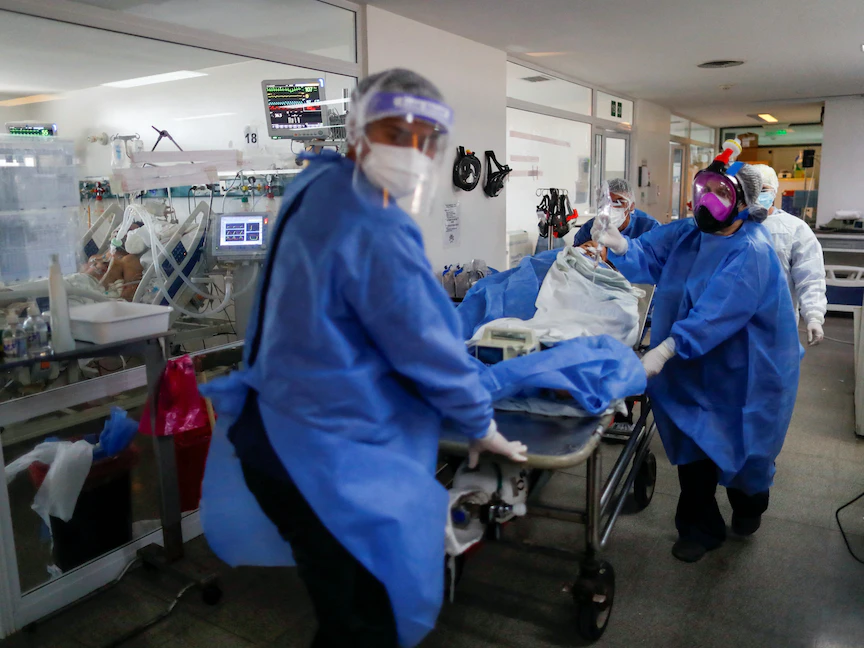 أطباء ينقلون مصاباً بفيروس كورونا إلى وحدة العناية المركزة بمستشفى في العاصمة الأرجنتينية بوينس أيرس. 16 أبريل 2021 - REUTERS