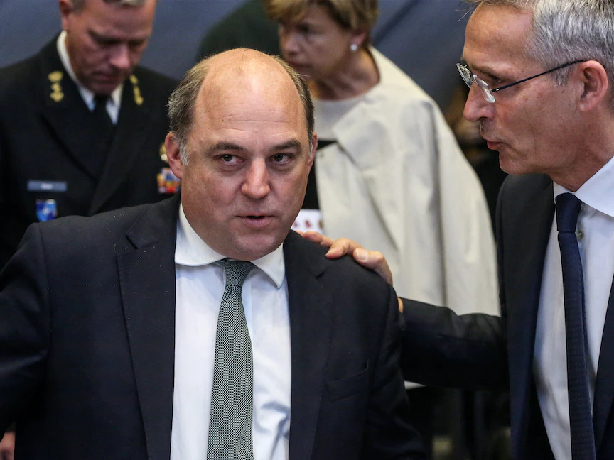 الأمين العام لحلف الناتو ينس ستولتنبرج يتحدث مع وزير الدفاع البريطاني بن والاس في ثاني أيام اجتماع وزراء دفاع الناتو ببروكسل- 16 يونيو 2022 - AFP