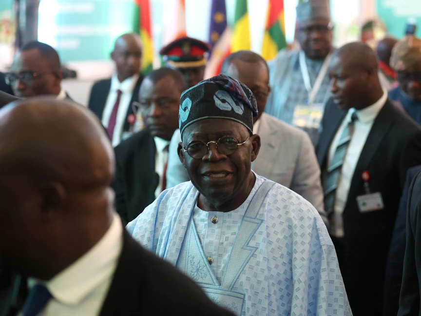 رئيس نيجيريا بولا أحمد تينوبو بعد مخاطبة الجلسة الاستثنائية لرؤساء دول وحكومة المجموعة الاقتصادية لدول غرب إفريقيا (ECOWAS) في أبوجا، نيجيريا. 10 أغسطس 2023 - AFP