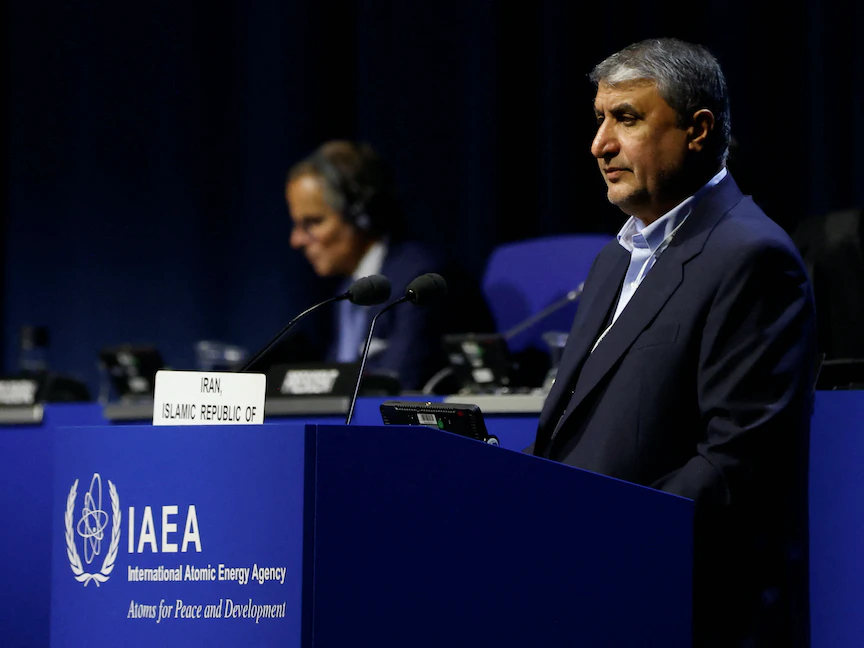 رئيس المنظمة الإيرانية للطاقة الذرية محمد إسلامي بجانب المدير العام للوكالة الدولية للطاقة الذرية رافايل جروسي في افتتاح مؤتمر الوكالة بفيينا النمسا. 26 سبتمبر 2022 - REUTERS