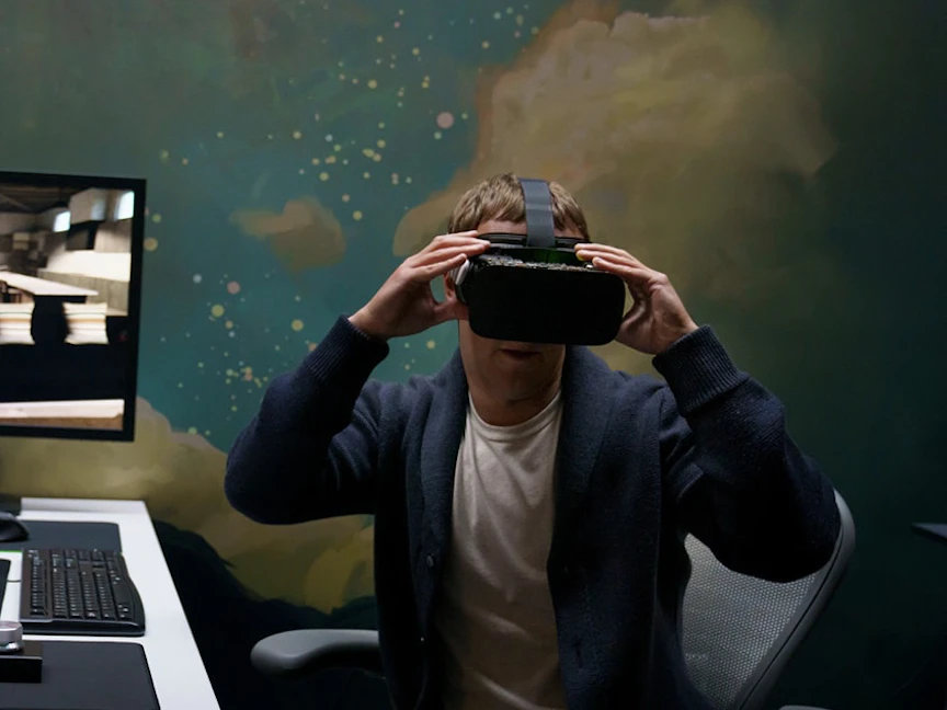 الرئيس التنفيذي لشركة "ميتا" مارك زوكربيرج يضع الجيل الجديد من نظارات الواقع المعزز - Facebook@zuck