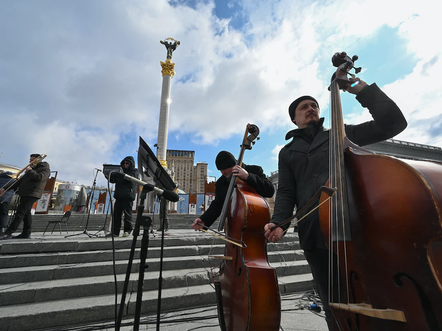 موسيقيون في أوركسترا كييف يعزفون إشراف فنان السلام لليونسكو هيرمان ماكارينكو (صورة أرشيفية ) - AFP