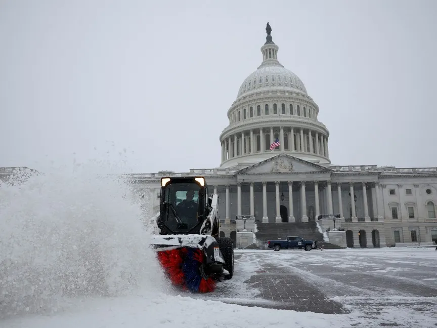 جرافة تزيل الثلوج من أمام مبنى الكونجرس الأميركي في واشنطن مع وصول عاصفة شتوية إلى مناطق واسعة من الولايات المتحدة. 6 يناير 2025 - Reuters