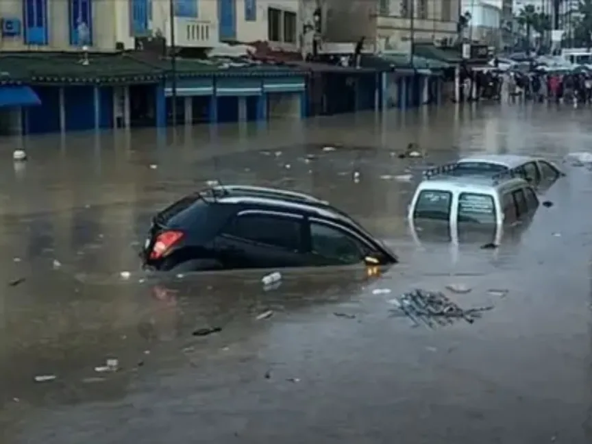 سيارات تغمرها مياه الفيضانات في أحد شوارع مدينة آسفي. 14 ديسمبر 2025. - وكالة الأنباء المغربية