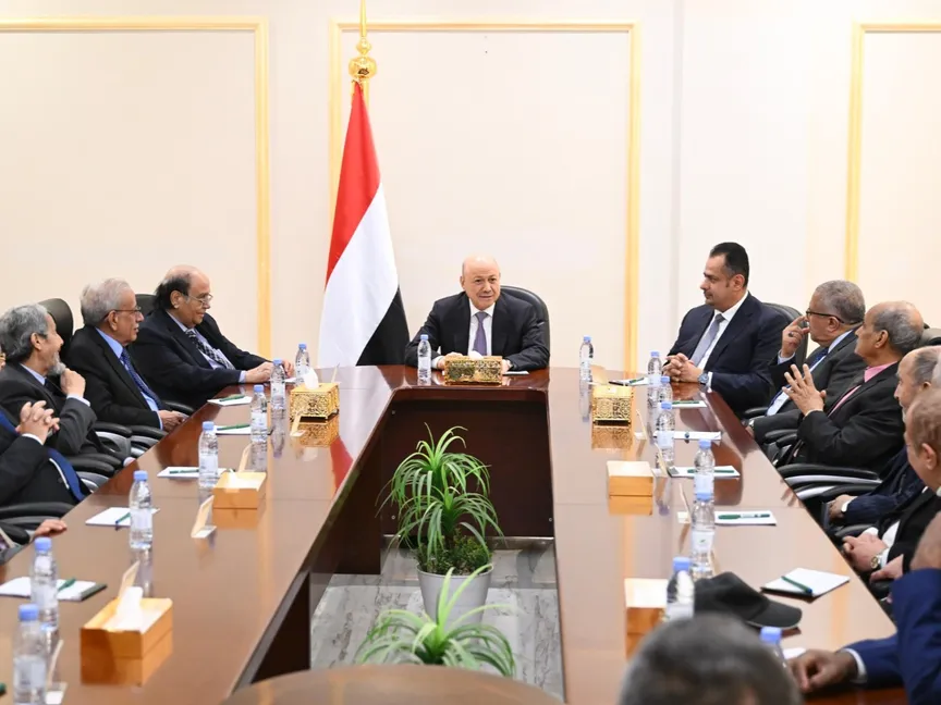 اليمن.. العليمي يشيد بـ"النجاح القياسي" لاستعادة المعسكرات في حضرموت