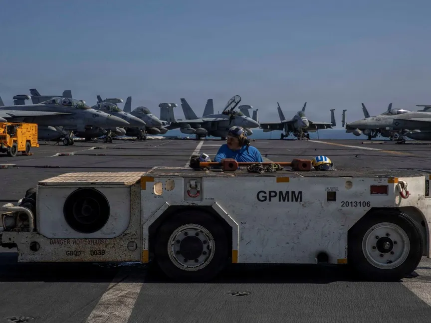 قوات أميركية على سطح حاملة الطائرات الأميركية أبراهام لينكولن في بحر العرب. 16 فبراير 2026 - REUTERS