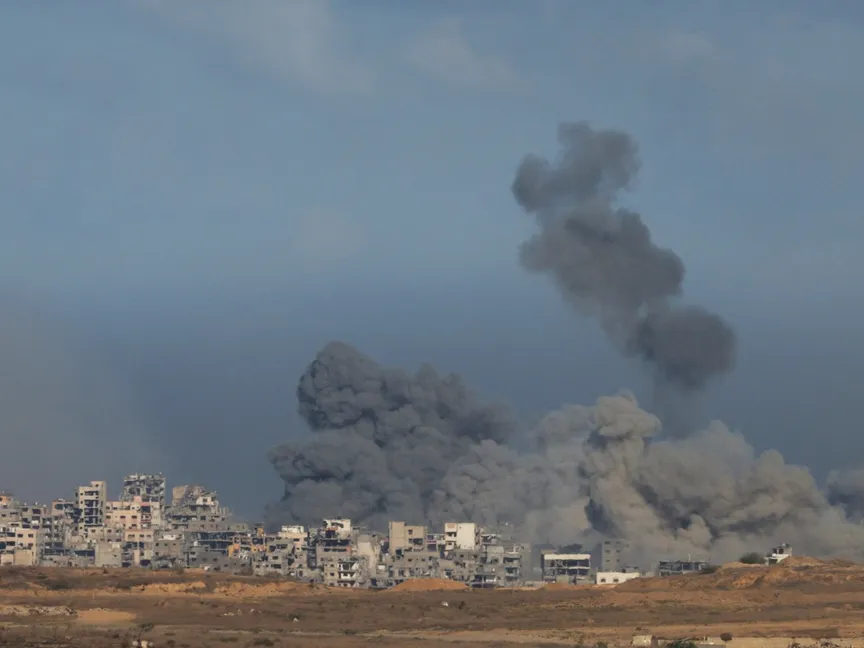 أعمدة من الدخان تتصاعد جراء القصف الإسرائيلي على غزة كما يبدو المشهد من جنوب إسرائيل. 7 أكتوبر 2025 - Reuters