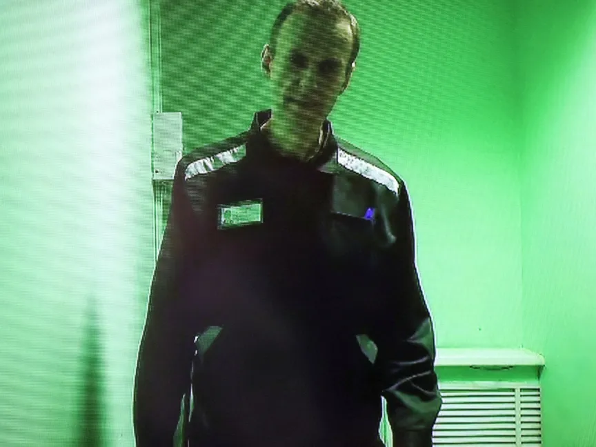 المعارض الروسي أليكسي نافالني خلال بث مباشر أمام محكمة في مدينة كوفروف الروسية. 7 أكتوبر 2023 - REUTERS