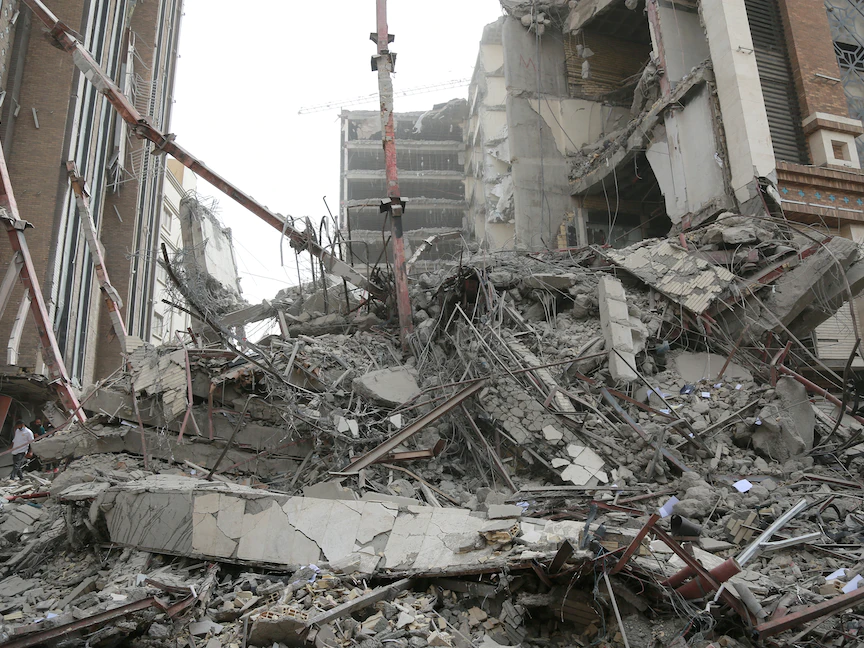 موقع انهيار مبنى من عشرة طوابق في مدينة عبادان الإيرانية – 23 مايو 2022 - VIA REUTERS