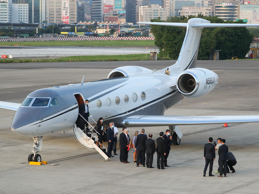 وكيل وزارة الخارجية الأميركية للشؤون الاقتصادية كيث كراش يصل إلى مطار في تايبيه - 17 سبتمبر 2020 - REUTERS