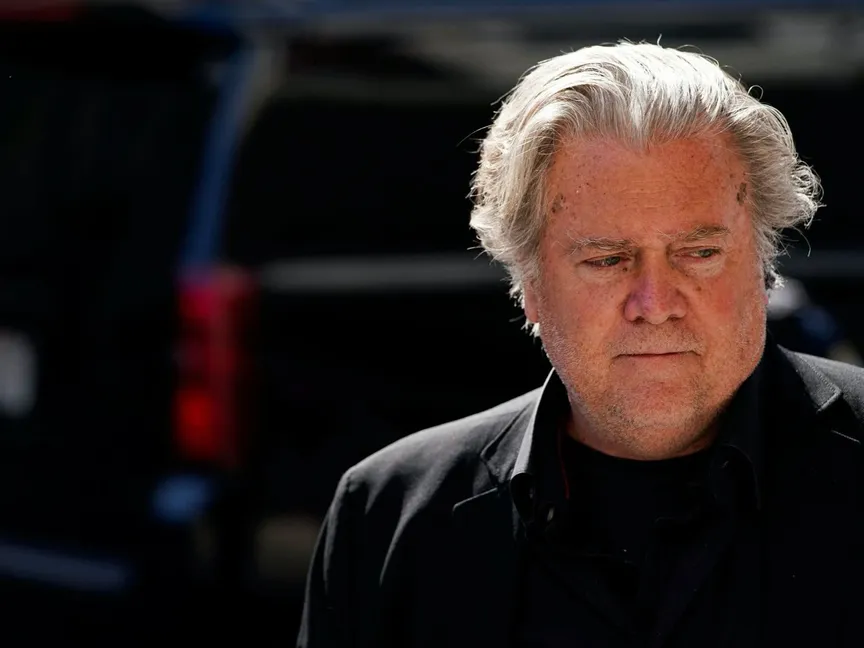 ستيف بانون مستشار الرئيس السابق دونالد ترمب يصل إلى المحكمة الجزئية الأميركية في العاصمة الأميركية واشنطن- 15 يونيو 2022. - REUTERS