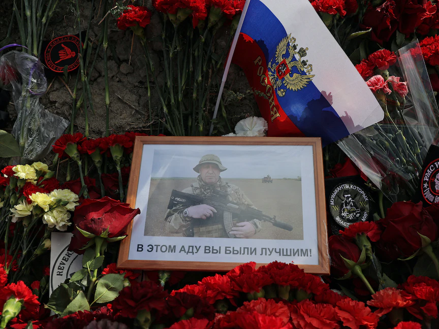 صورة لقائد مجموعة "فاجنر" العسكرية الروسية الخاصة الراحل يفجيني بريجوجين عند نصب تذكاري مؤقت في سانت بطرسبرج. 25 أغسطس 2023 - REUTERS