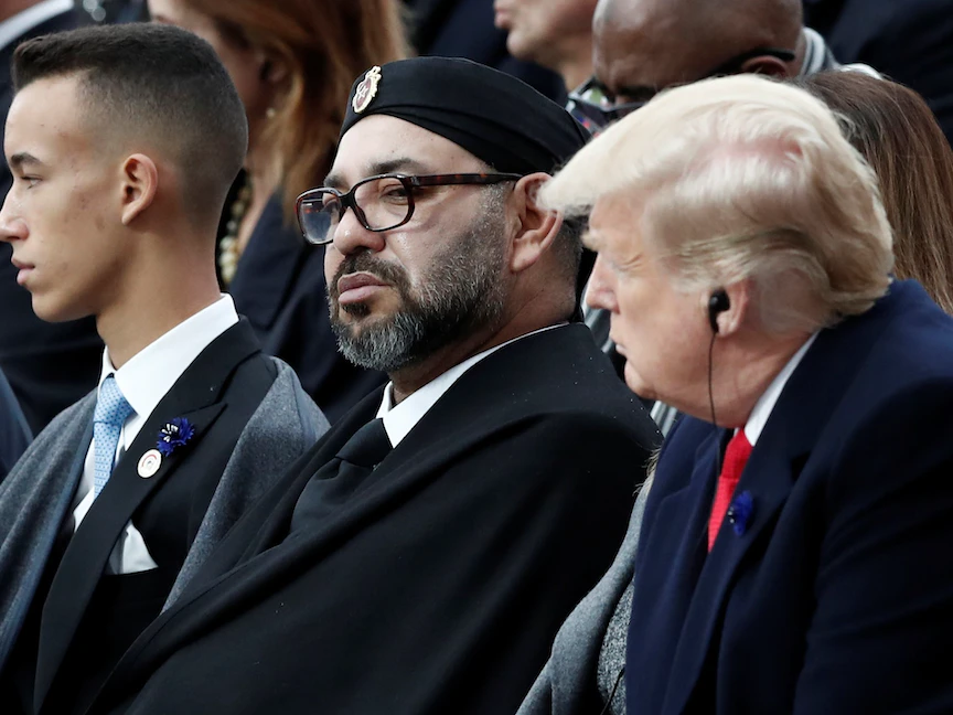 العاهل المغربي الملك محمد السادس وولي عهده الأمير مولاي الحسن، إلى جانب الرئيس الأميركي دونالد ترمب خلال احتفال في باريس بنهاية الحرب العالمية الأولى. 11 نوفمبر 2018. - REUTERS