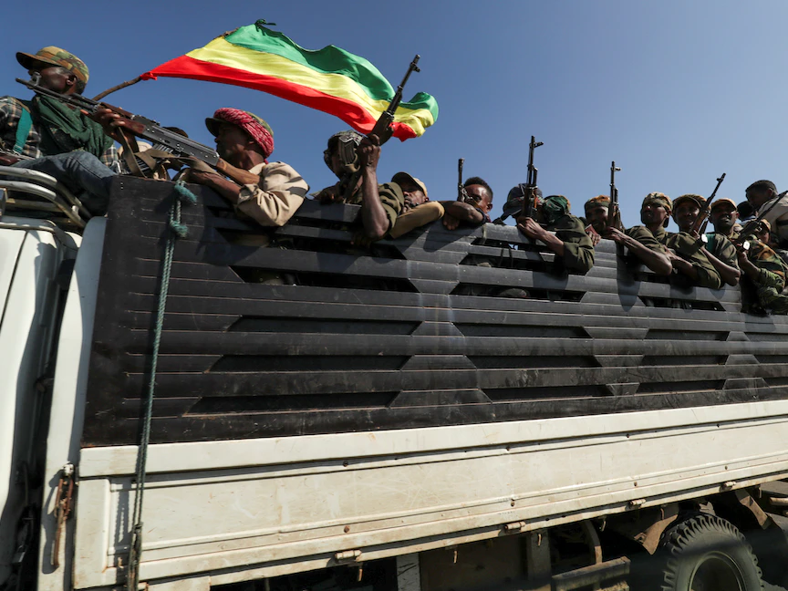 عناصر من مقاتلي إقليم أمهرة الإثيوبي على الحدود مع إقليم تيجراي خلال المعارك ضد جبهة تحرير شعب تيجراي - 9 نوفمبر 2020 - REUTERS