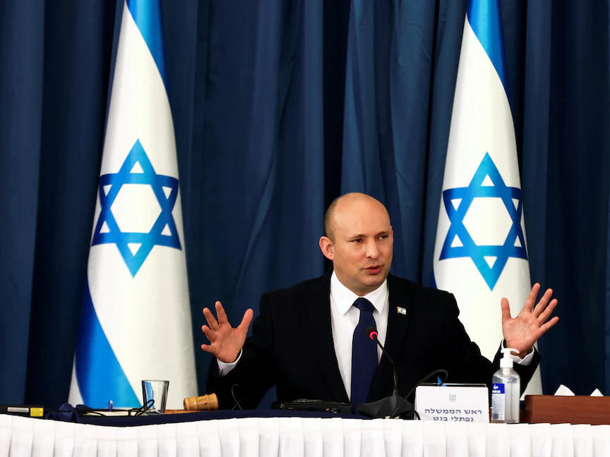 رئيس الوزراء الإسرائيلي نفتالي بينيت خلال اجتماع الحكومة الأسبوعي بمقر وزارة الخارجية في القدس - REUTERS