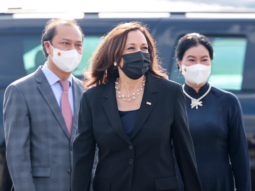 كامالا هاريس نائبة الرئيس الأميركي في مطار نوي باي الدولي أثناء مغادرتها فيتنام بعد أول رحلة رسمية إلى آسيا - 26 أغسطس 2021 - REUTERS