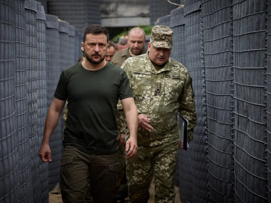 الرئيس الأوكراني فولوديمير زيلينسكي يتفقد تحصيانت على حدود بلاده مع بيلاروس. 30 يوليو 2024 - Reuters