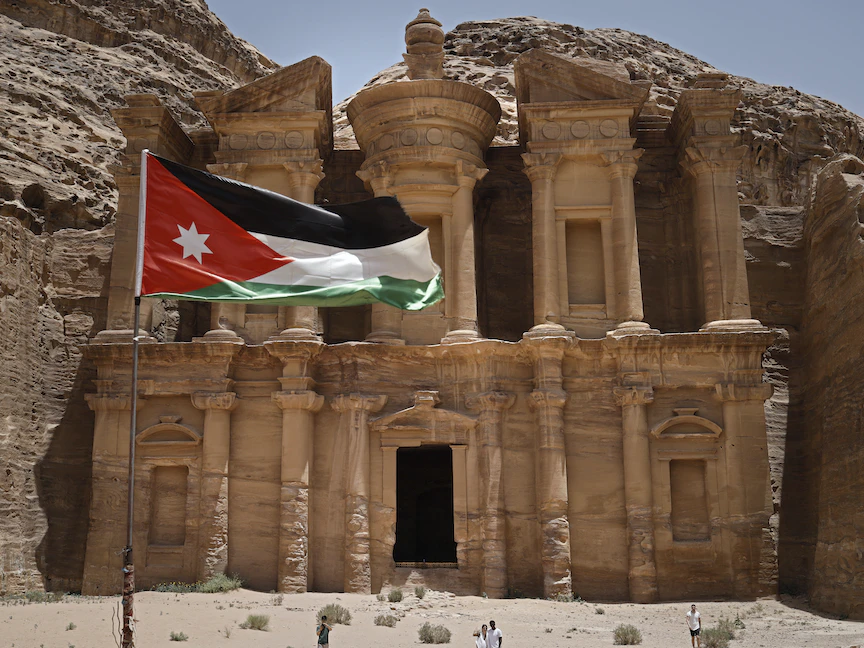 جدل في الأردن بشأن تخفيف إجراءات كورونا الاحترازية