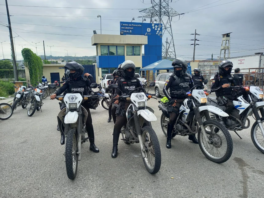 عناصر من شرطة مكافحة الشغب خارج أحد السجون في الإكوادور، 23 فبراير 2021 - شرطة الإكوادور - تويتر